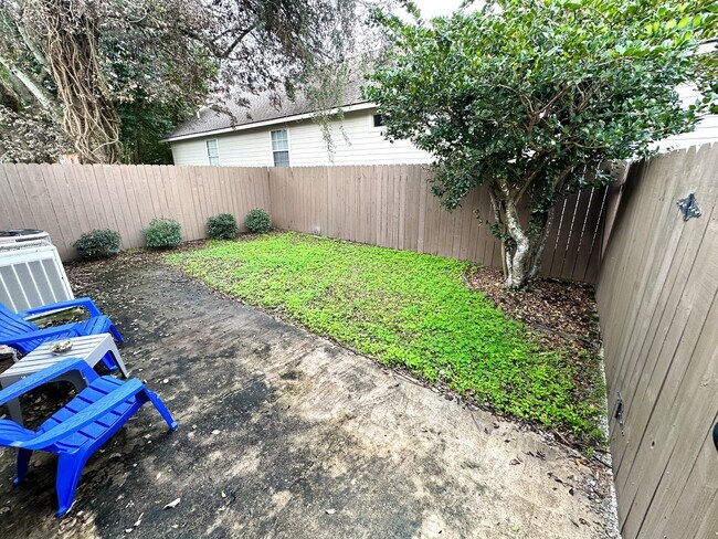 Building Photo - Uptown Rental: 2BR Duplex with Parking & Yard