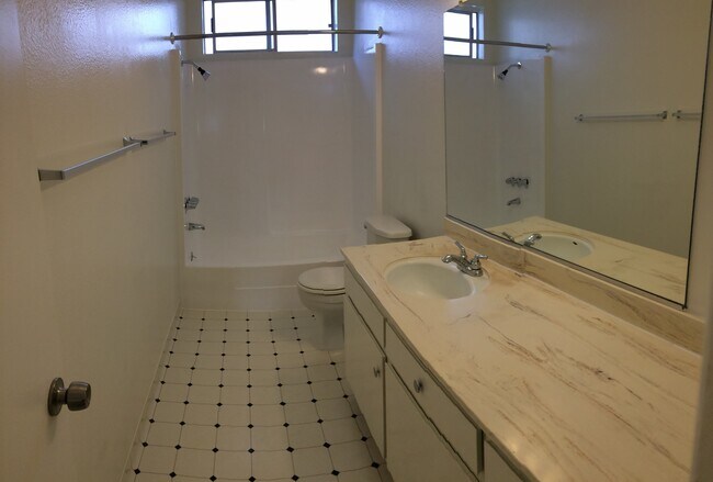 Building Photo - 10516 Eastborne Ave