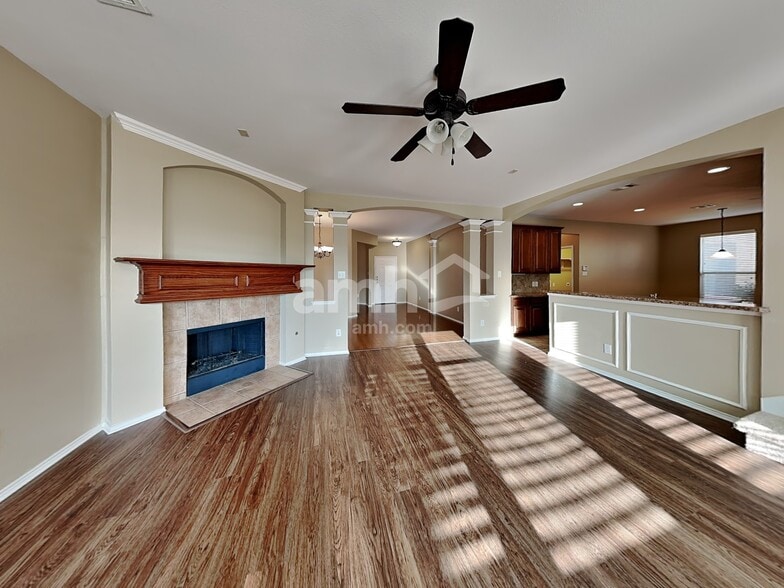 Building Photo - 721 Hickory Ln