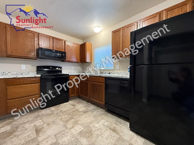Building Photo - Freshly Updated 2 Bed Unit with Garage & A...