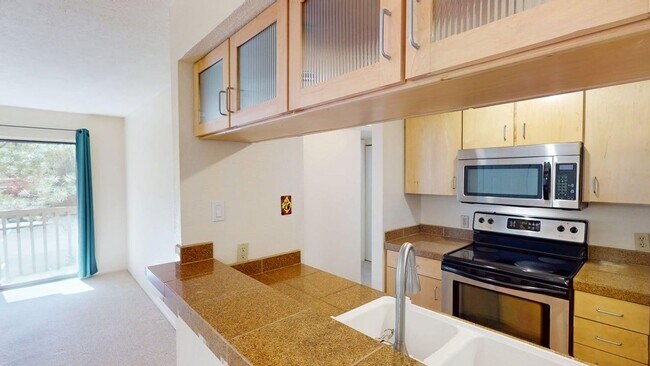 Building Photo - Light-Filled Upstairs Condo in a Prime Location