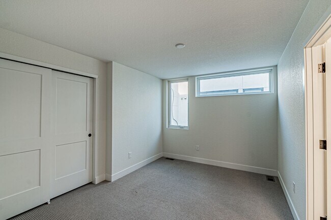 Building Photo - Newer Build 2 Bedroom, 4 Bathroom Jefferson Park Townhome