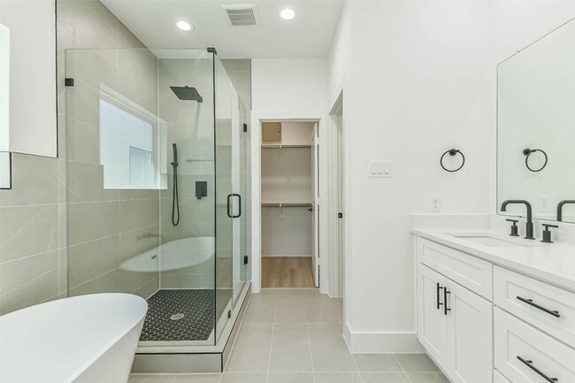 Building Photo - 5703 Balbo St