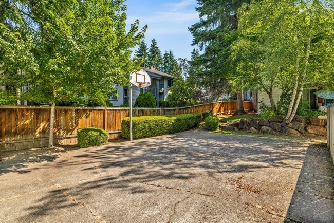 Building Photo - Large Remodeled 2bd, 1ba Condo Available i...