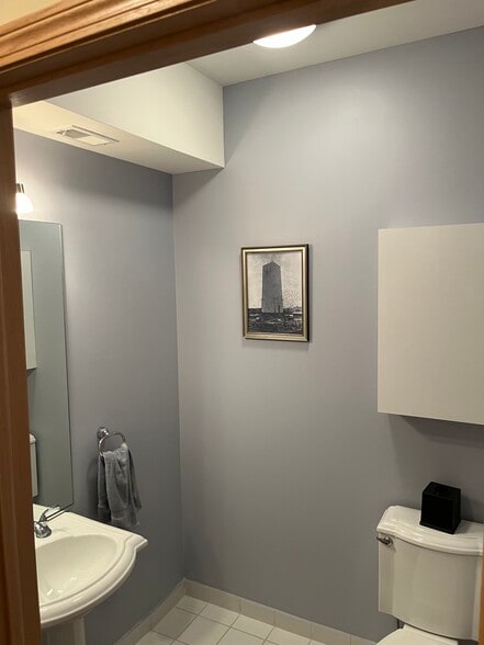 Building Photo - 701 W Lakeside Ave