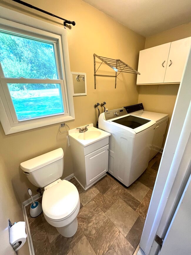 Building Photo - 275 Oak St