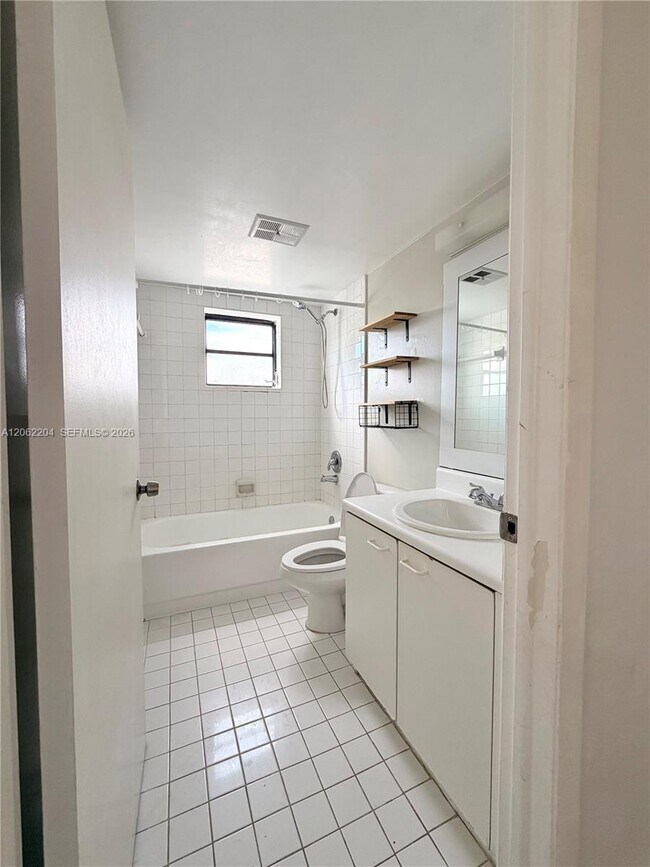 Building Photo - 10431 N Kendall Dr