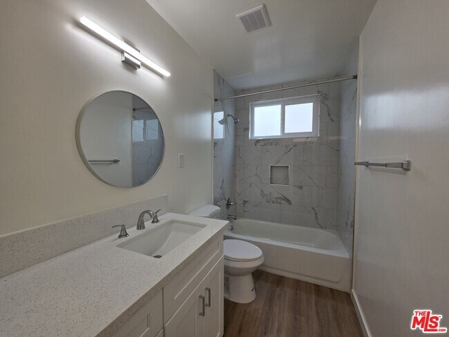Building Photo - 827 9th St