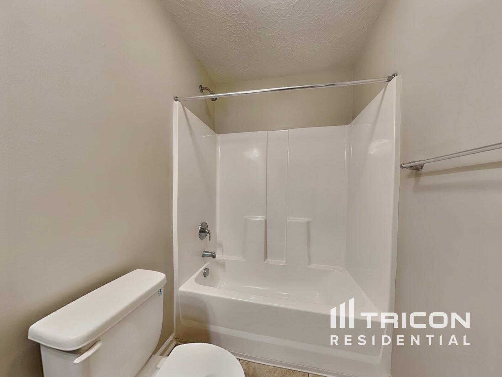 Building Photo - 3250 Alexandria Dr