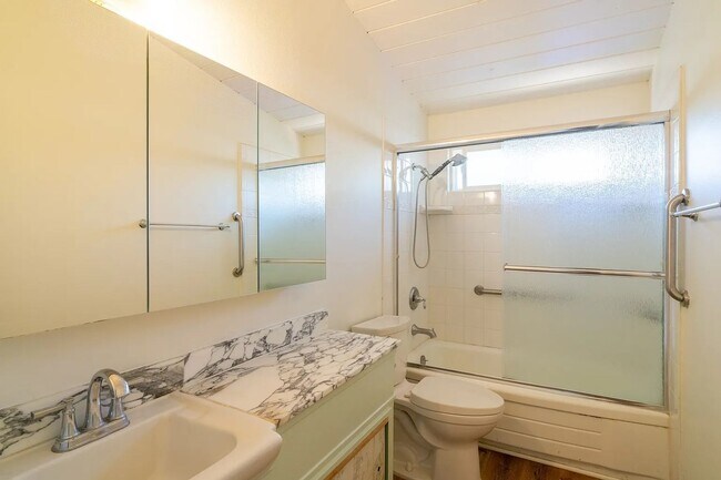 Building Photo - Newly Renovated!! 6 Bedroom property on Baja! (Lease out, pending signatures. Check back in a few...