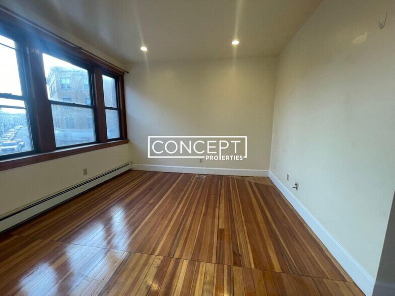 Building Photo - 369 Centre St