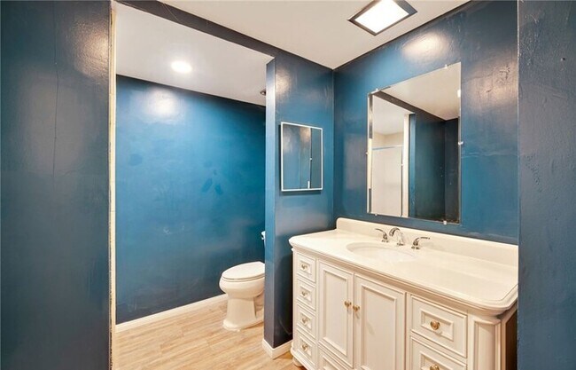 Building Photo - Updated 1-Bedroom Condo with Garage, Pool & Patio in Prime Fullerton Location