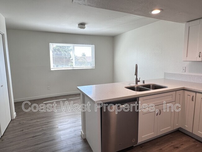 Building Photo - 1168 Cypress Ave