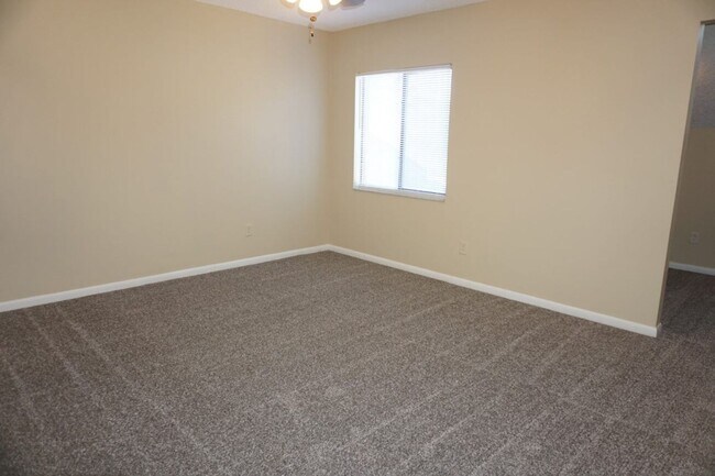 Building Photo - 2 Bedroom 2 Bathroom Townhome near NAS Jax