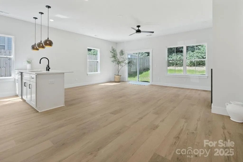 Building Photo - 3127 Columbus Cir