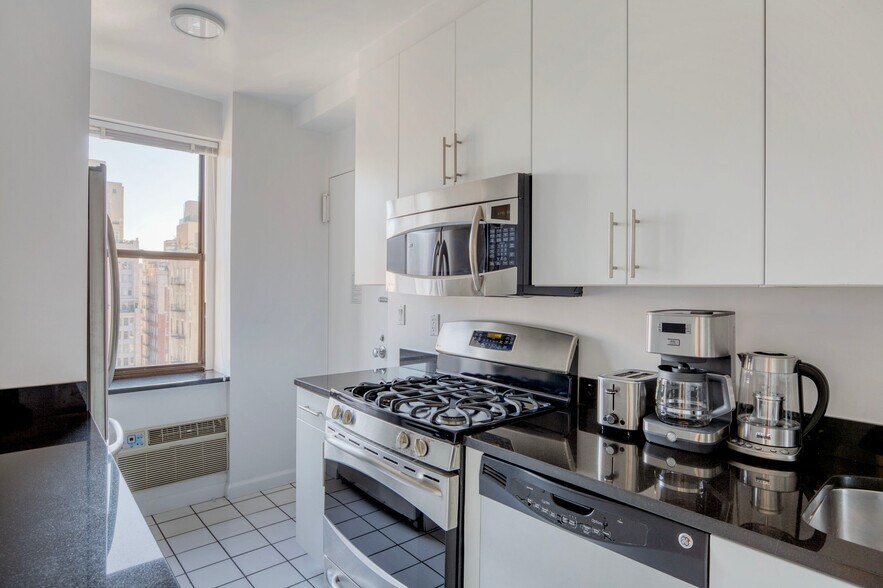 Building Photo - 985 5th Ave