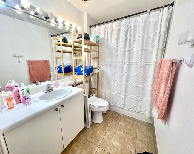 Building Photo - 8010 N Nob Hill Rd