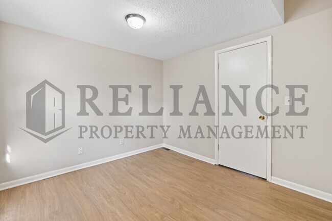 Building Photo - 220 E 44th St S