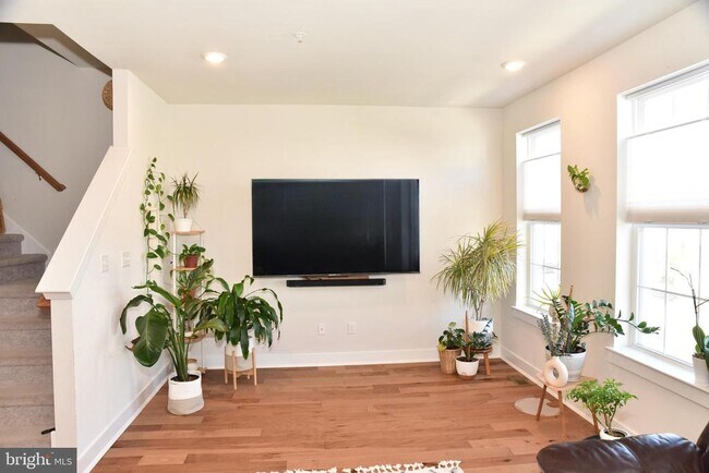 Building Photo - 214 Red Leaf Ln