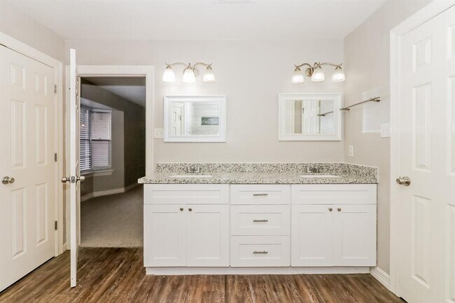 Building Photo - 15631 Cascade Point Dr