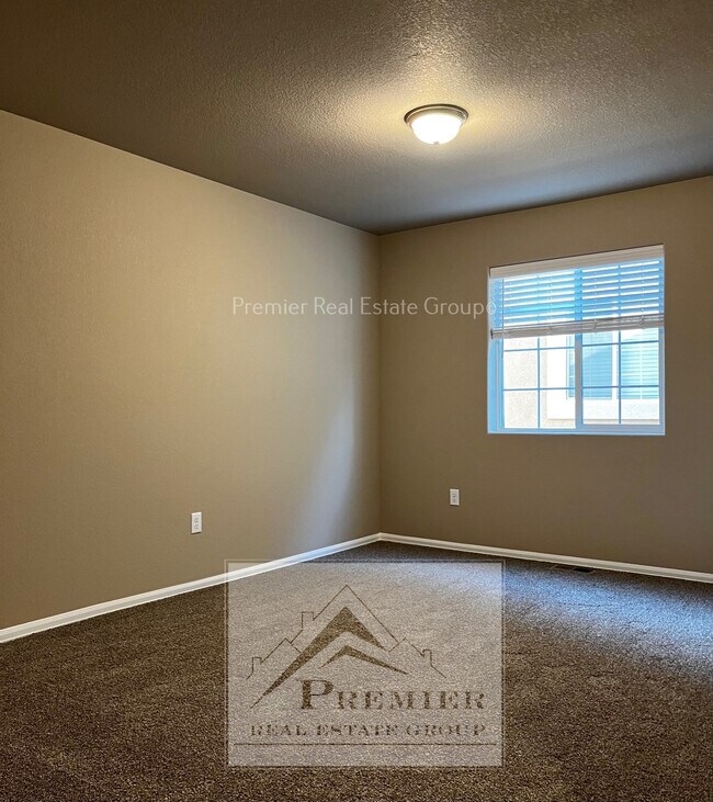 Building Photo - 7773 Sand Lake Heights