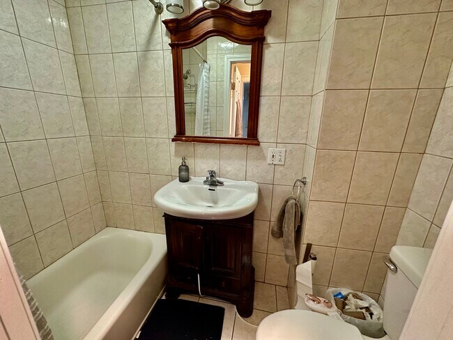 Building Photo - 73 Thatcher St