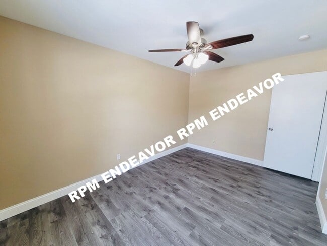 Building Photo - "Stunning 3-Bed Home with Modern Finishes, Spacious Yard, and Quiet Cul-De-Sac Location!"