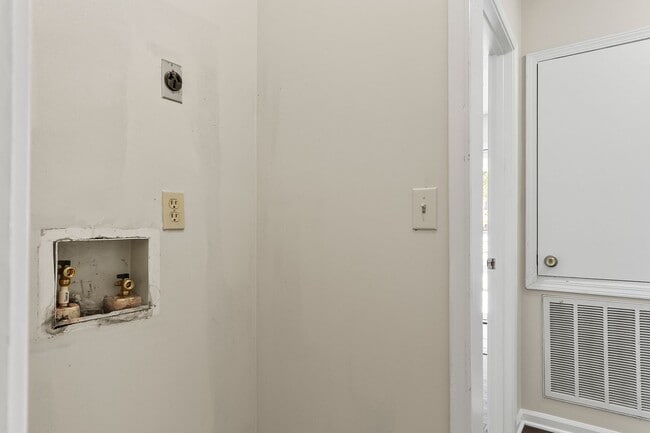 Building Photo - 2BR/1BA Duplex in Coker – Available Now