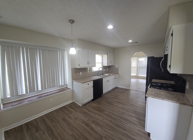 Building Photo - 5727 Lexington Dr