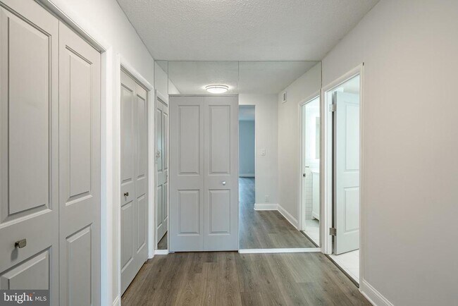 Building Photo - 21510 Valley Forge Cir