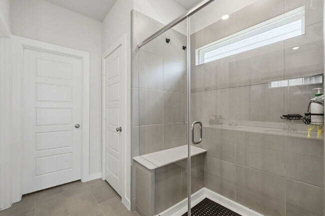 Building Photo - Gorgeous like new home in Montgomery Oaks!