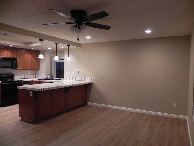 Building Photo - 4 Bed/2.5 Bath Spacious Two Story Home at ...