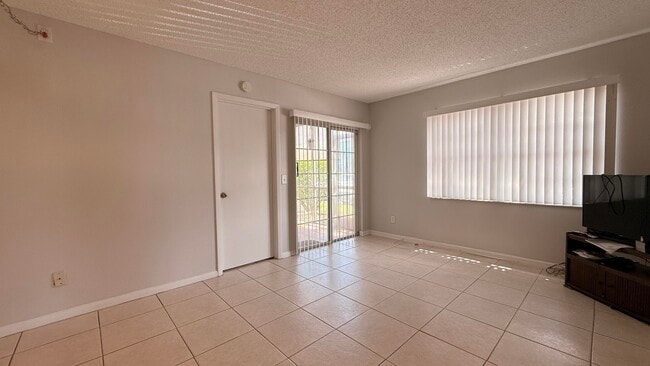 Building Photo - 1694 SE Green Acres Cir