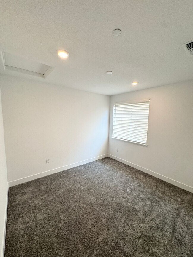 Building Photo - Three Bedroom, Two Bath Single-Story Canyon Solar Home in Folsom SEE VIDEO