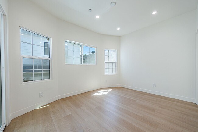 Building Photo - Modern Upstairs 3-Bed/2-Bath at 4222 – 1 M...