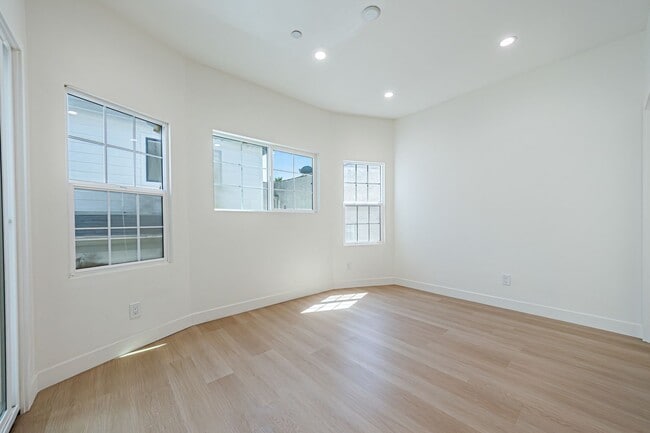 Building Photo - Modern Upstairs 3-Bed/2-Bath at 4222 – Two...