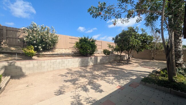Building Photo - Move In Special!!!   Refreshed Single Level Home