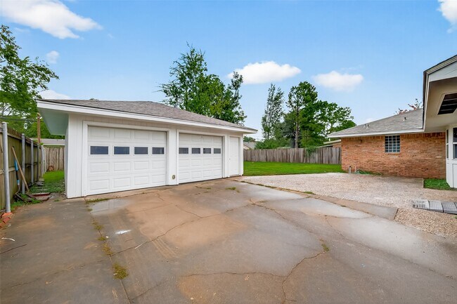 Building Photo - 8210 Edgemoor Dr