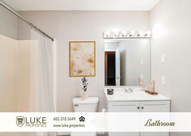 Building Photo - 405 S Sycamore Ave