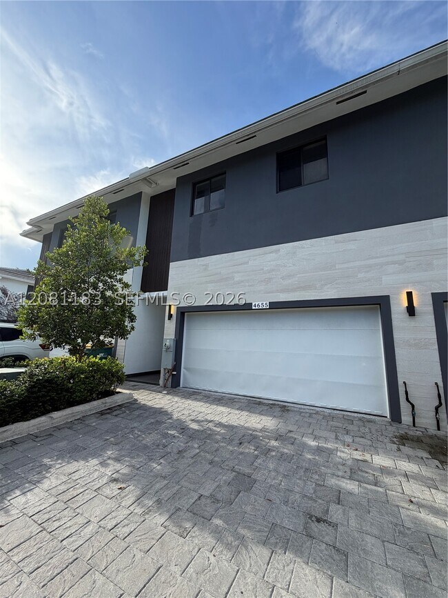 Building Photo - 4655 SW 32nd Ave