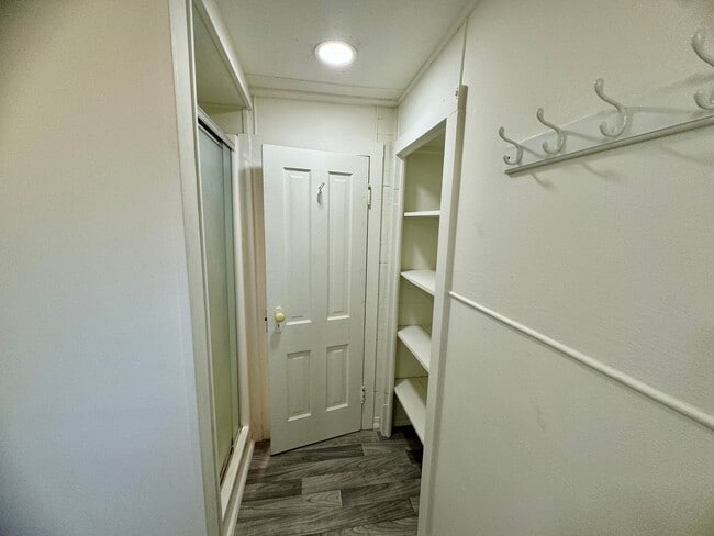 Building Photo - Check out this little Gem 1/1