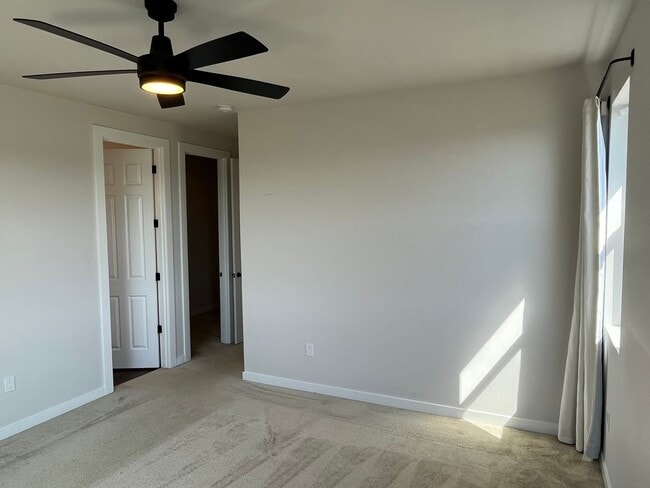 Building Photo - Modern Luxury Meets Convenience in Hillsboro
