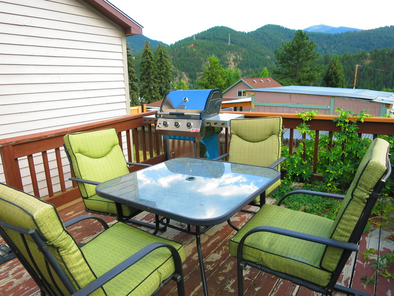 PATIO/DECK WITH A BBQ - 345 8th Ave