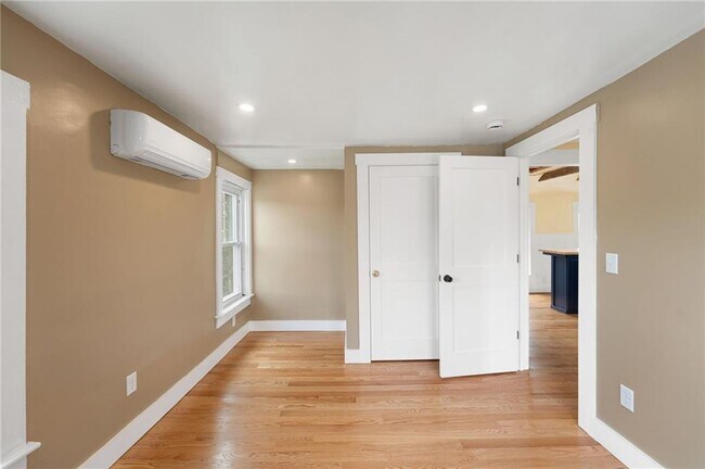 Building Photo - 32 Richmond St