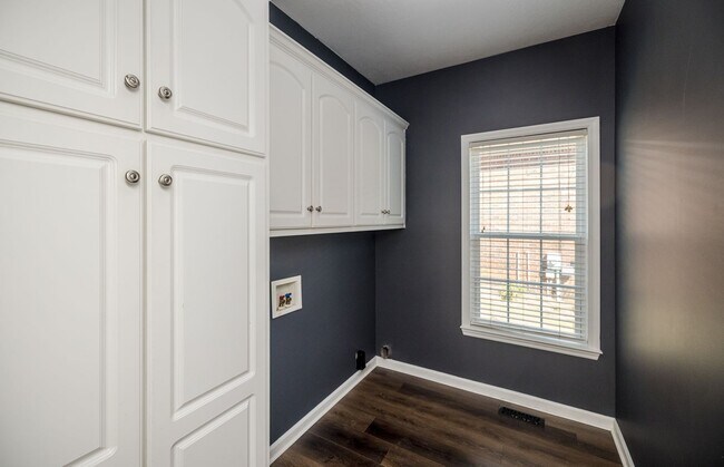 Building Photo - 4893 Somerset Dr