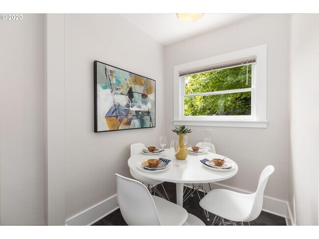Building Photo - Charming 2-Bedroom Gem with Spacious Living Room and Bright Open Kitchen!