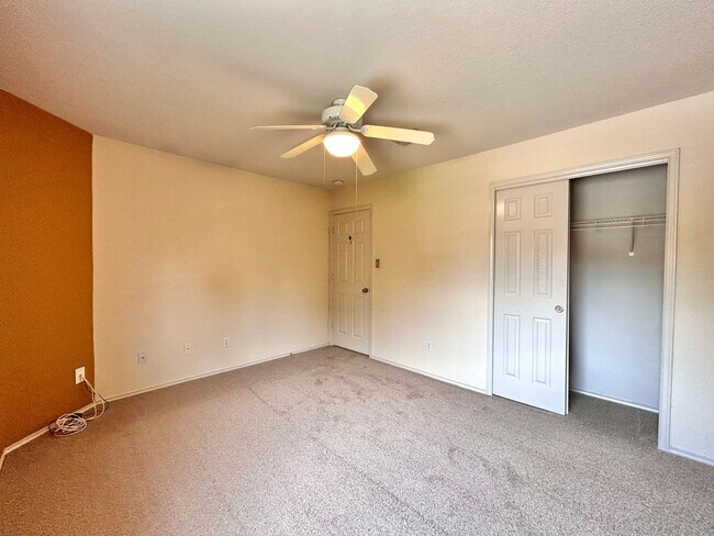 Building Photo - Lovely & Spacious 3/BR 2.5/BA Home in Roun...