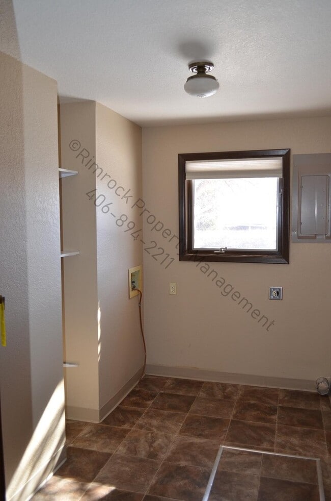 Building Photo - This beautifully maintained 3-bedroom, 2-b...
