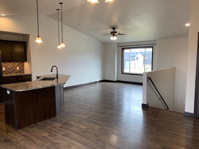 Building Photo - 528 Bull Run Dr
