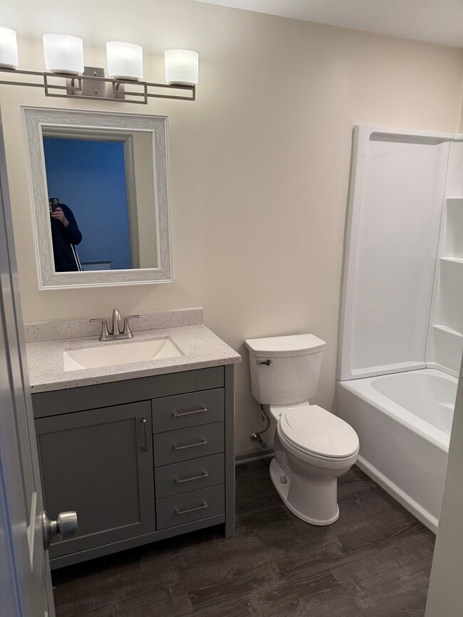 Building Photo - 1002 N Glen Dr